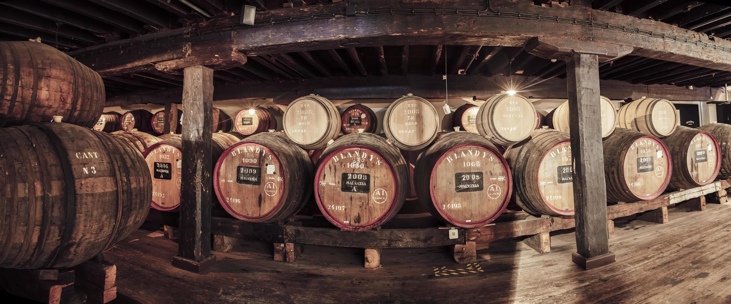 madeira, portogallo - 17 febbraio 2020 - dettaglio della conservazione del vino di blandy's del vino vintage madeira in portogallo. è un'azienda vinicola a conduzione familiare fondata da john blandy nel 1811. foto