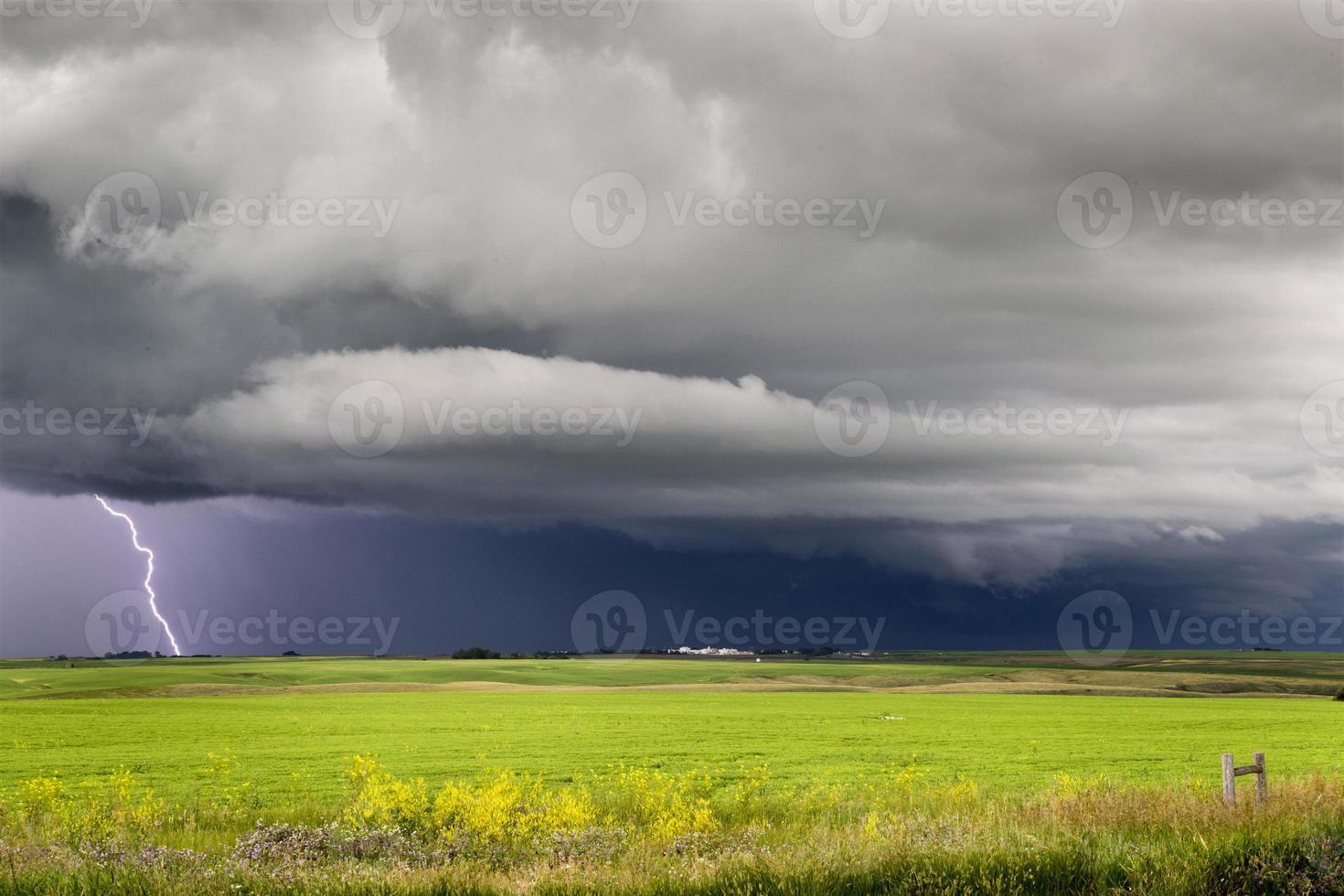 nuvole temporalesche saskatchewan fulmine foto