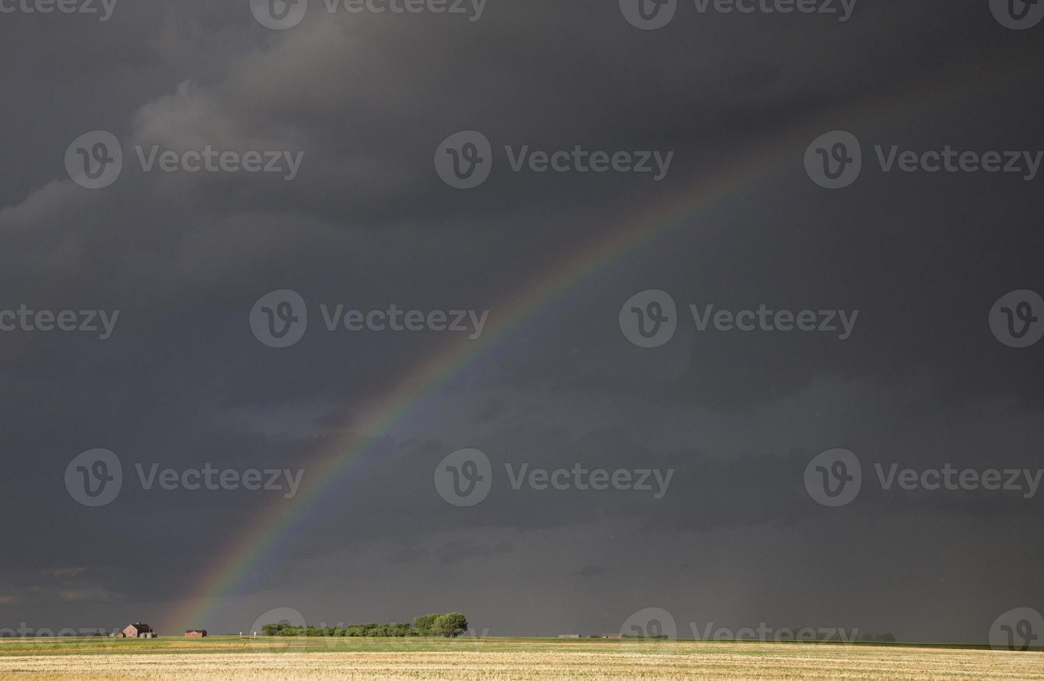 nuvole temporalesche arcobaleno saskatchewan foto