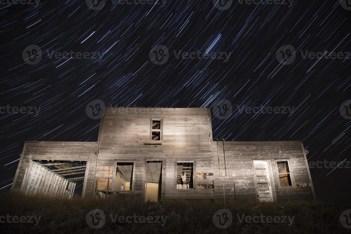 edificio abbandonato e tracce stellari foto