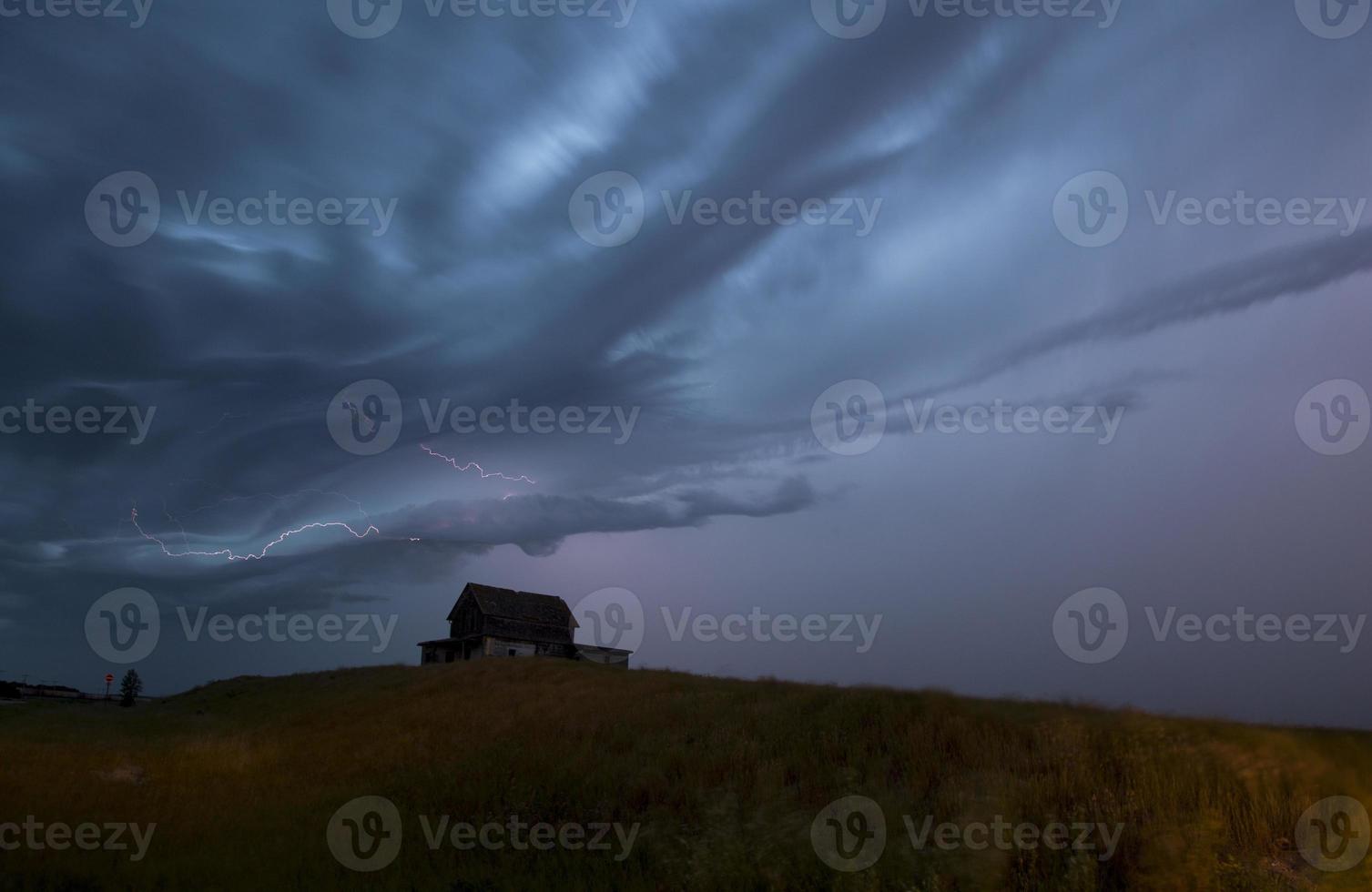 nuvole temporalesche saskatchewan fulmine foto