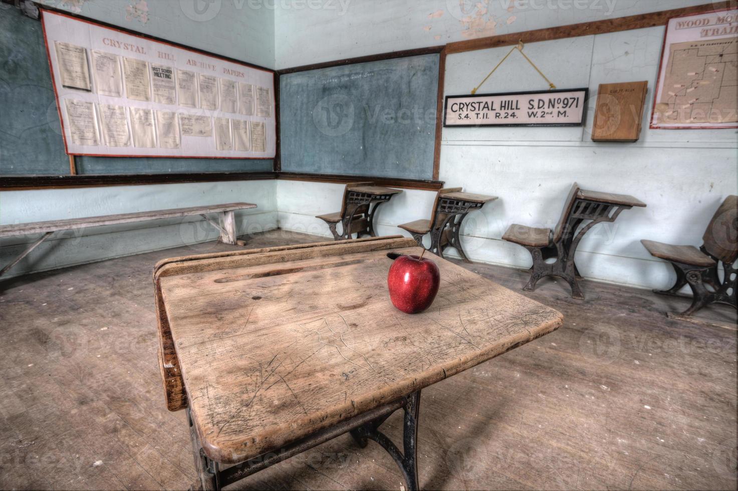 mela rossa della scuola abbandonata foto