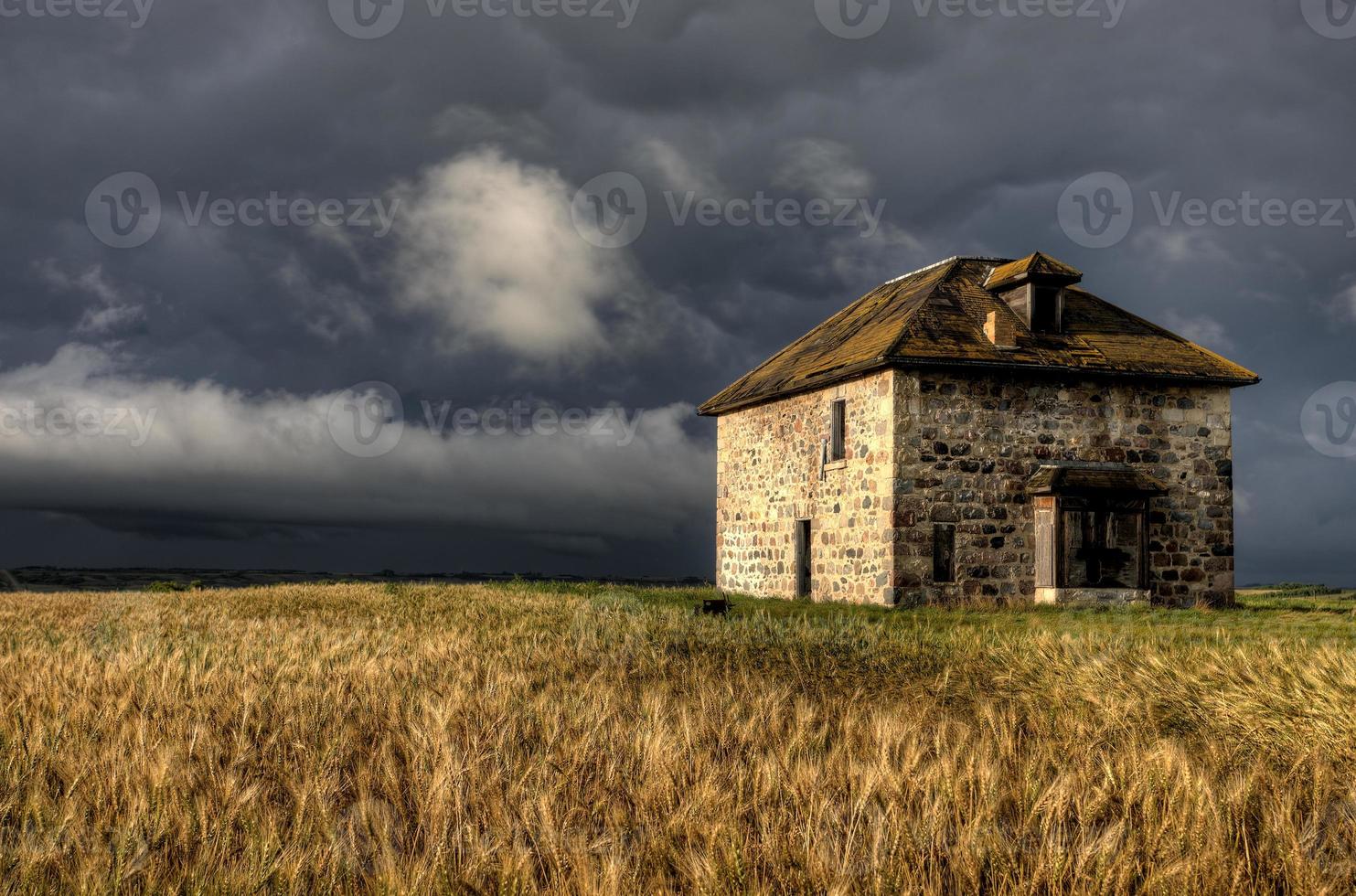 nuvole temporalesche cielo della prateria casa in pietra foto