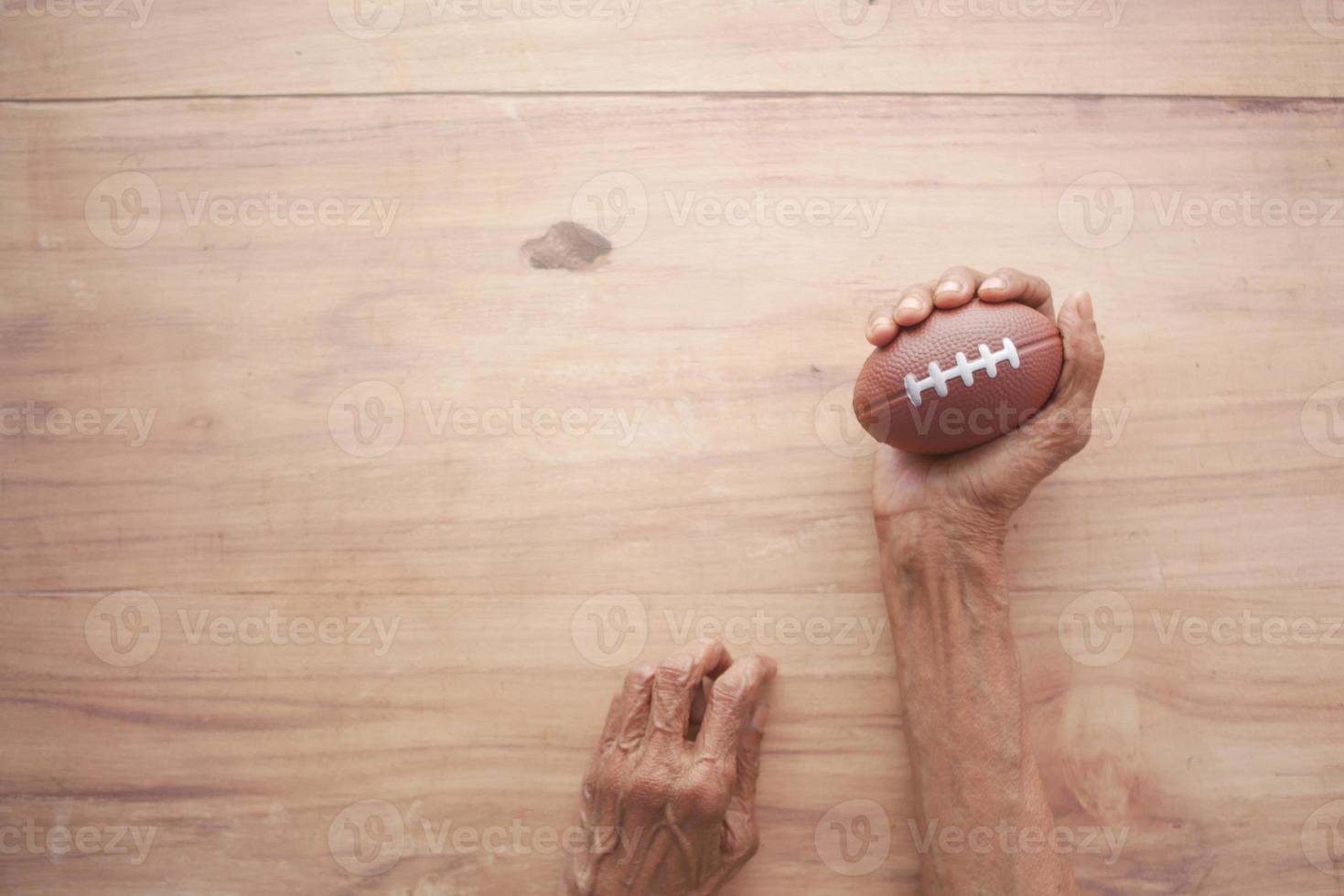 esercizi di rafforzamento delle mani e delle dita delle donne anziane foto