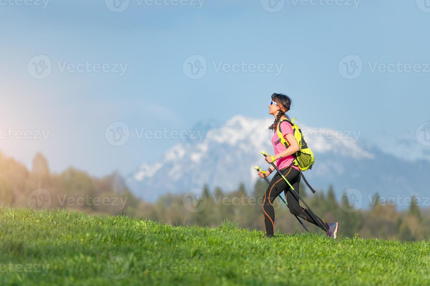 passeggiata nella natura in primavera in montagna in silenzio da solo foto