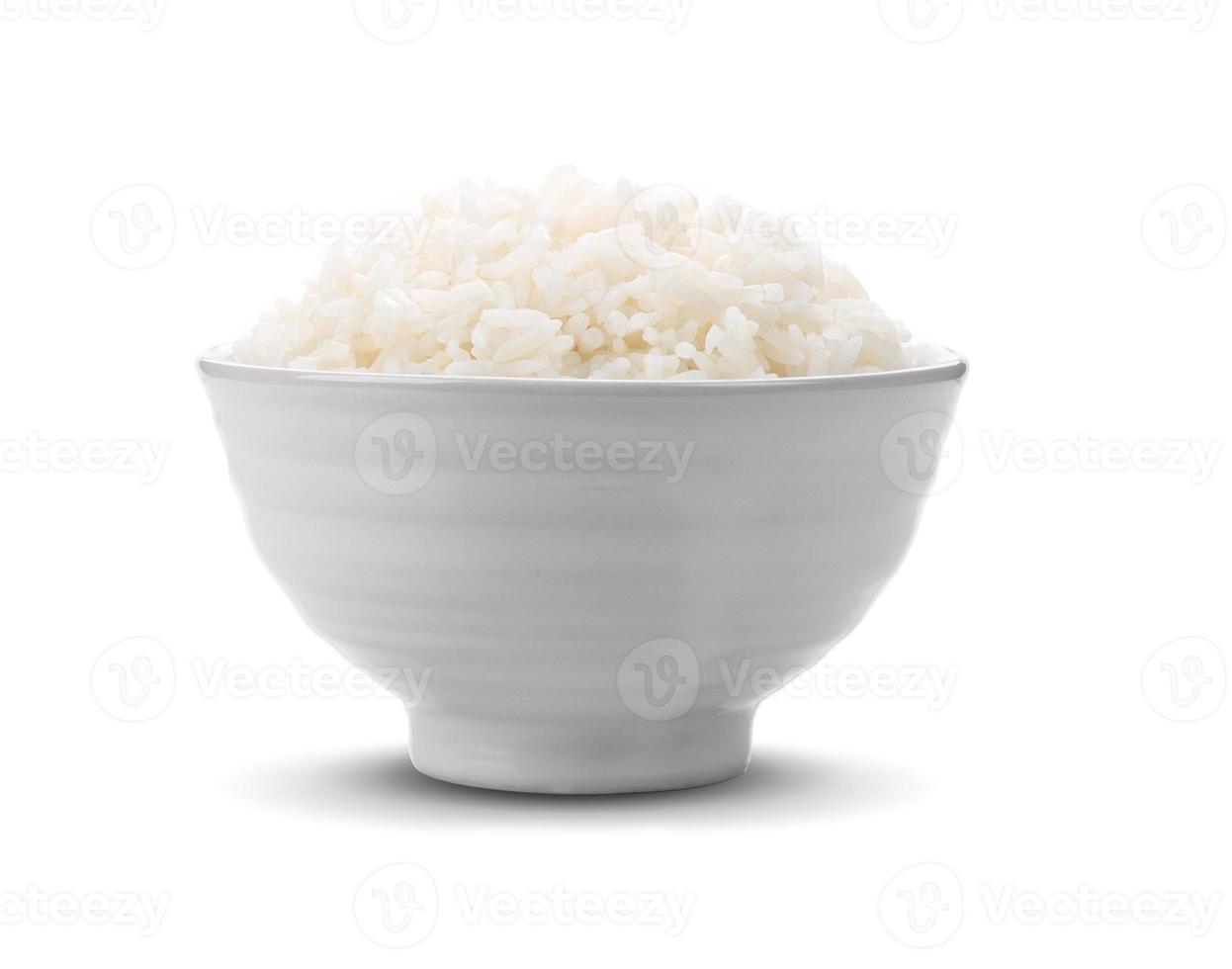 riso in ciotola bianca su sfondo bianco foto