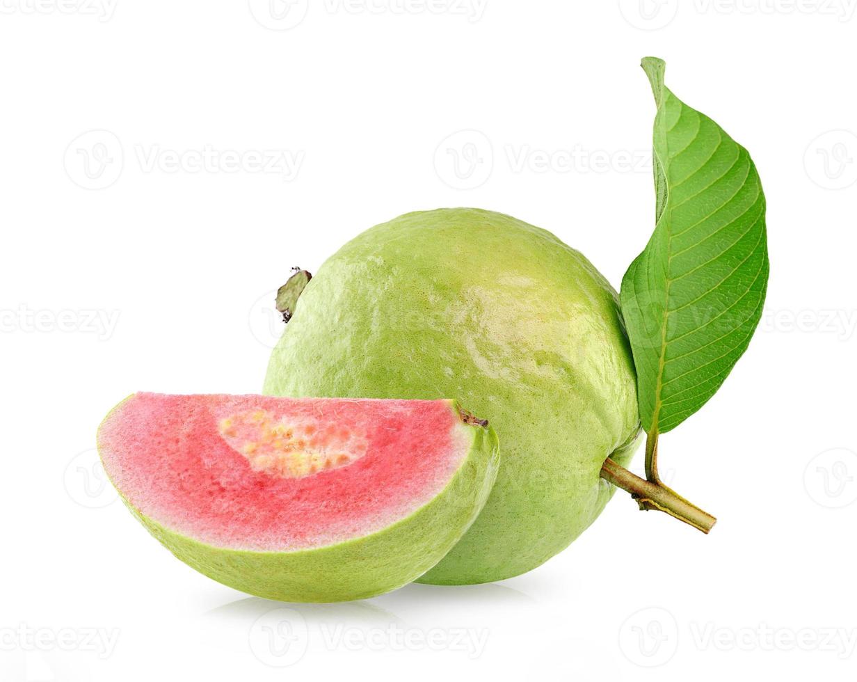 frutto di guava rosa isolato su sfondo bianco foto