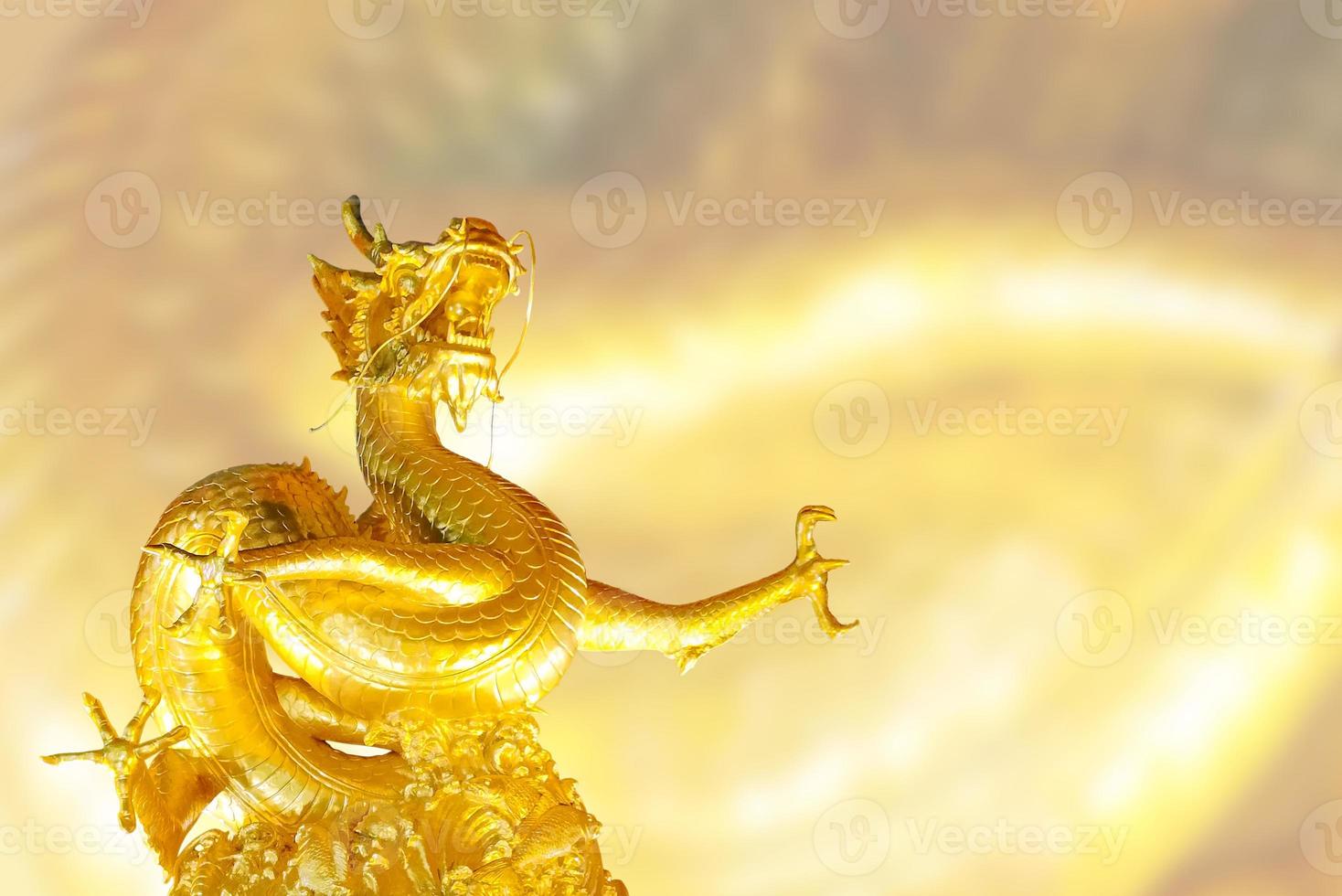 santo drago d'oro che si alza su sfondo dorato con texture sfocata per tema cinese e orientale foto