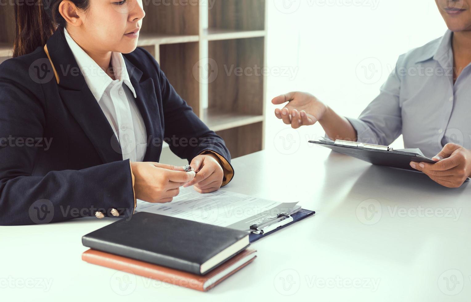 i dipendenti stanno spiegando le loro precedenti esperienze lavorative per i colloqui di lavoro. foto