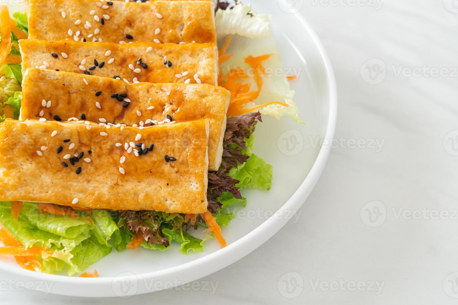 Insalata di tofu teriyaki con sesamo foto