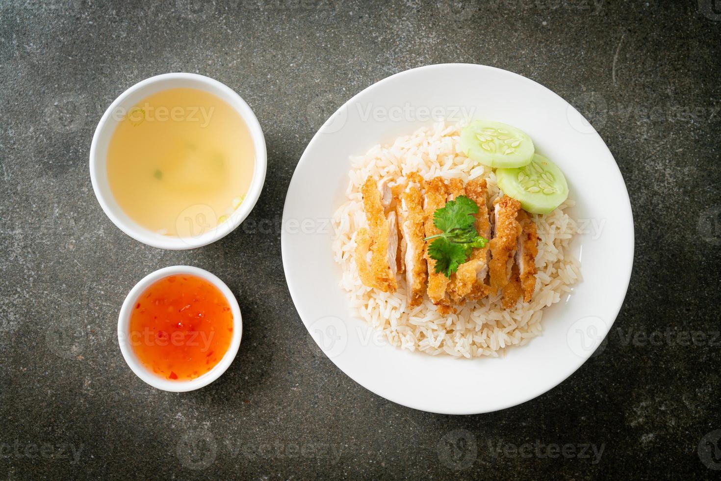 riso al vapore con pollo fritto o riso al pollo hainanese foto