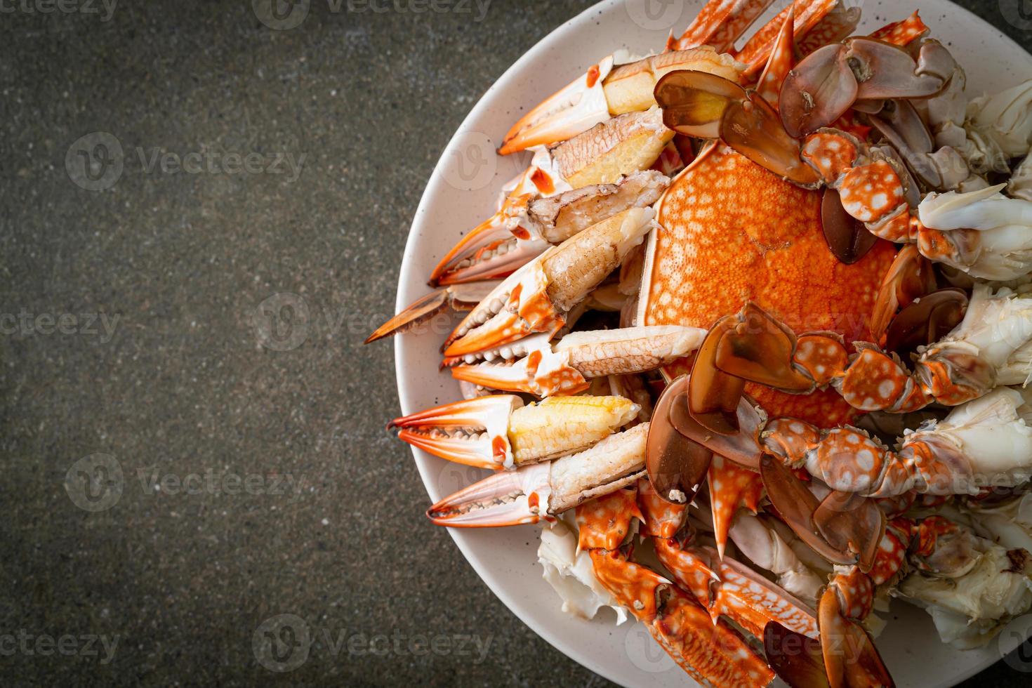 granchio blu al vapore con salsa di frutti di mare piccante foto