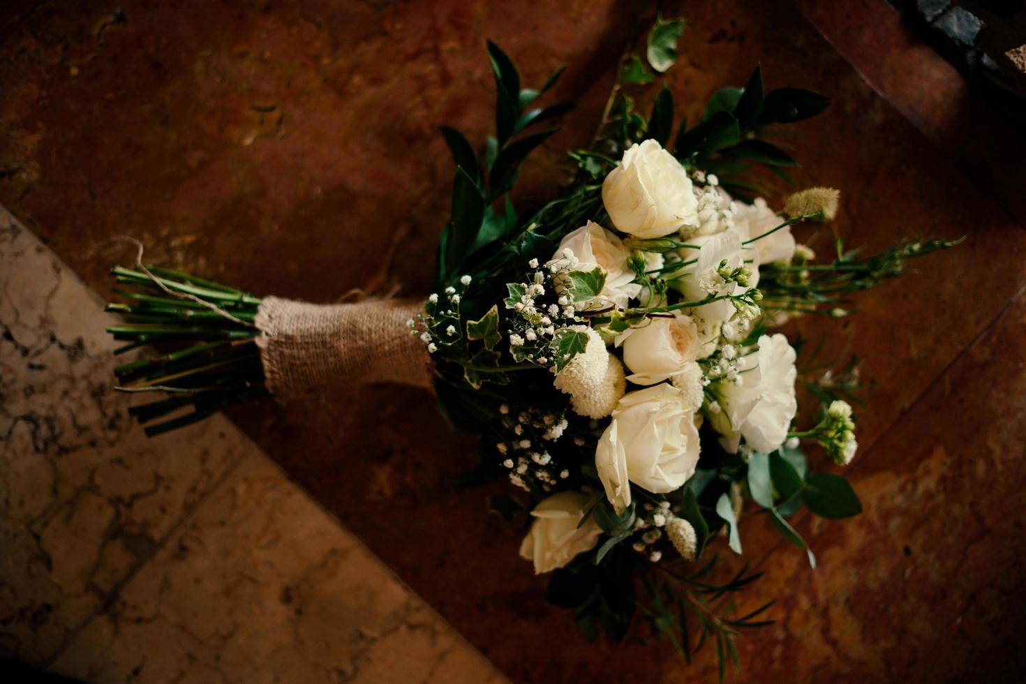 arco di nozze, matrimonio, momento del matrimonio, addobbi nuziali, fiori, sedie, cerimonia all'aperto all'aria aperta foto