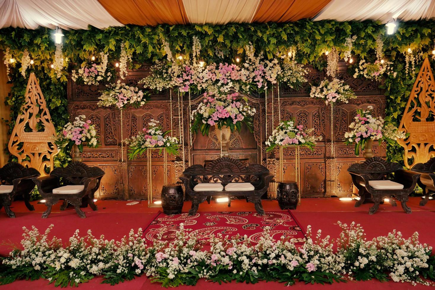 arco di nozze, matrimonio, momento del matrimonio, addobbi nuziali, fiori, sedie, cerimonia all'aperto all'aria aperta foto