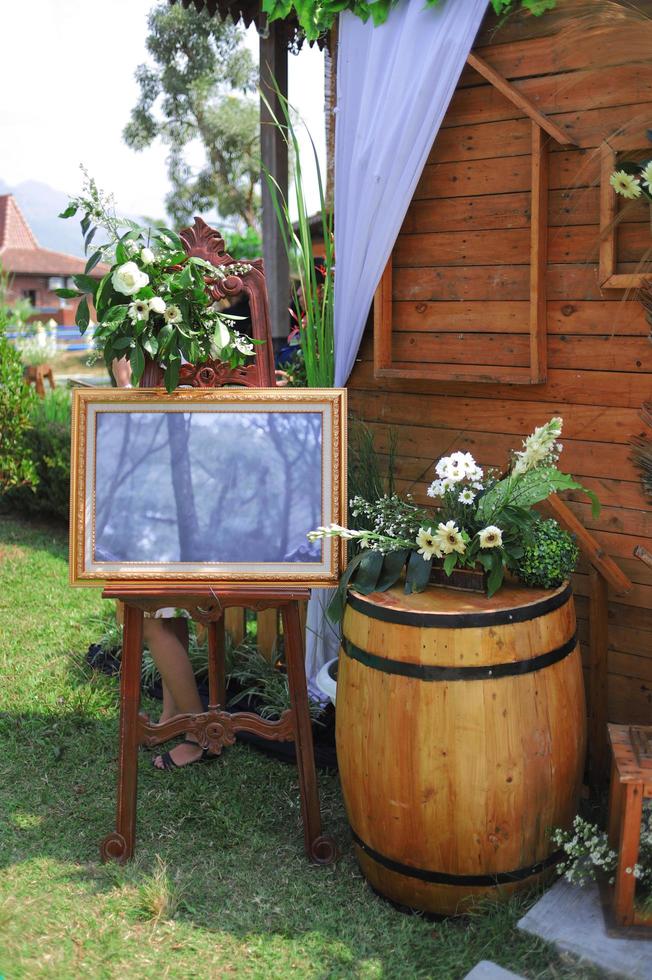 arco di nozze, matrimonio, momento del matrimonio, addobbi nuziali, fiori, sedie, cerimonia all'aperto all'aria aperta foto