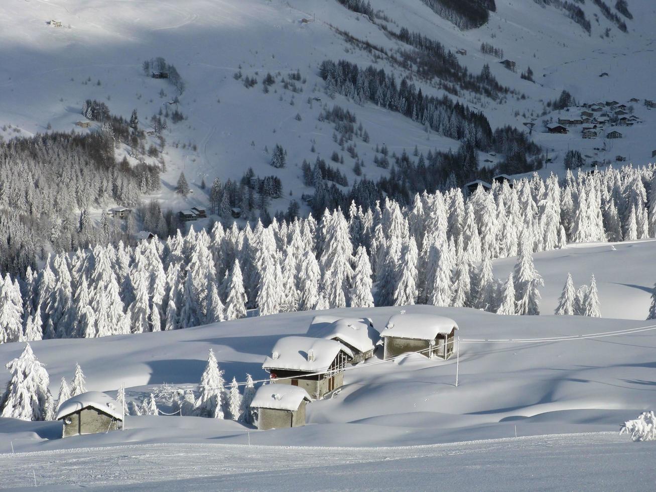 paesaggio incantato dopo abbondanti nevicate foto