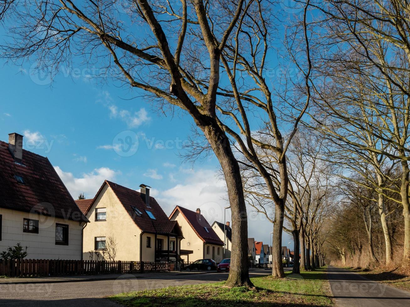 case private residenziali per le strade di una piccola città tedesca. ambiente urbano moderno. vicoli e piste ciclabili. foto