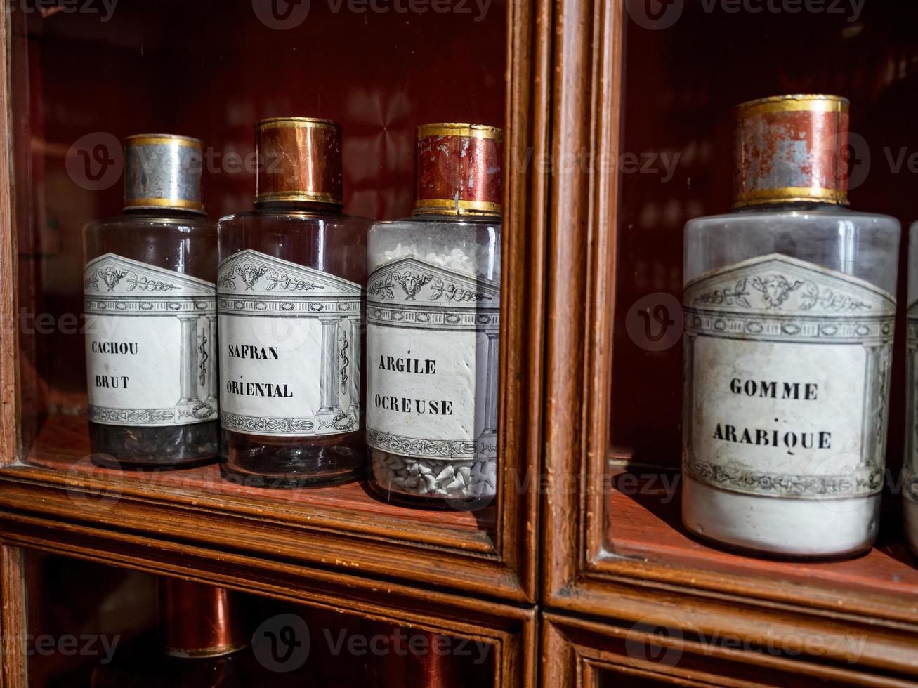 fiale vintage con unguenti, infusi e polveri, omeopatia. farmacia medievale. foto