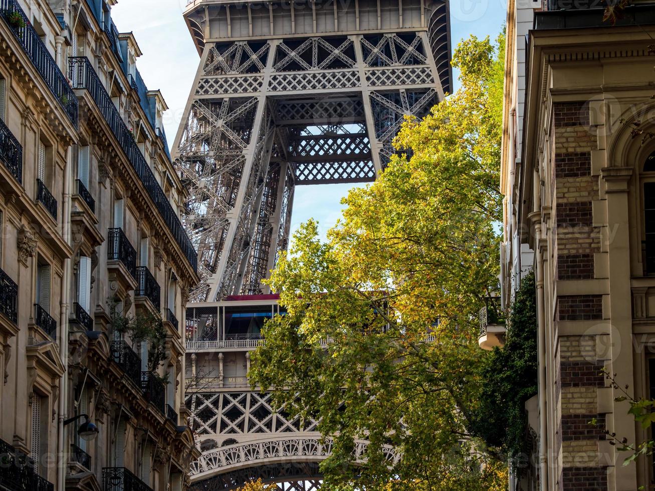 torre eiffel a parigi, giornata di sole, panorama. punto di riferimento foto