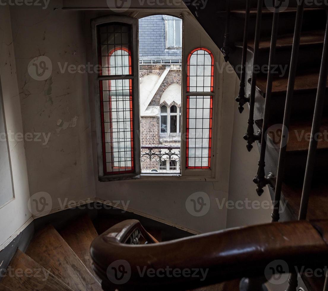 scala in un vecchio condominio a parigi. lavabo comune e vetrate antiche. stato abbandonato. foto