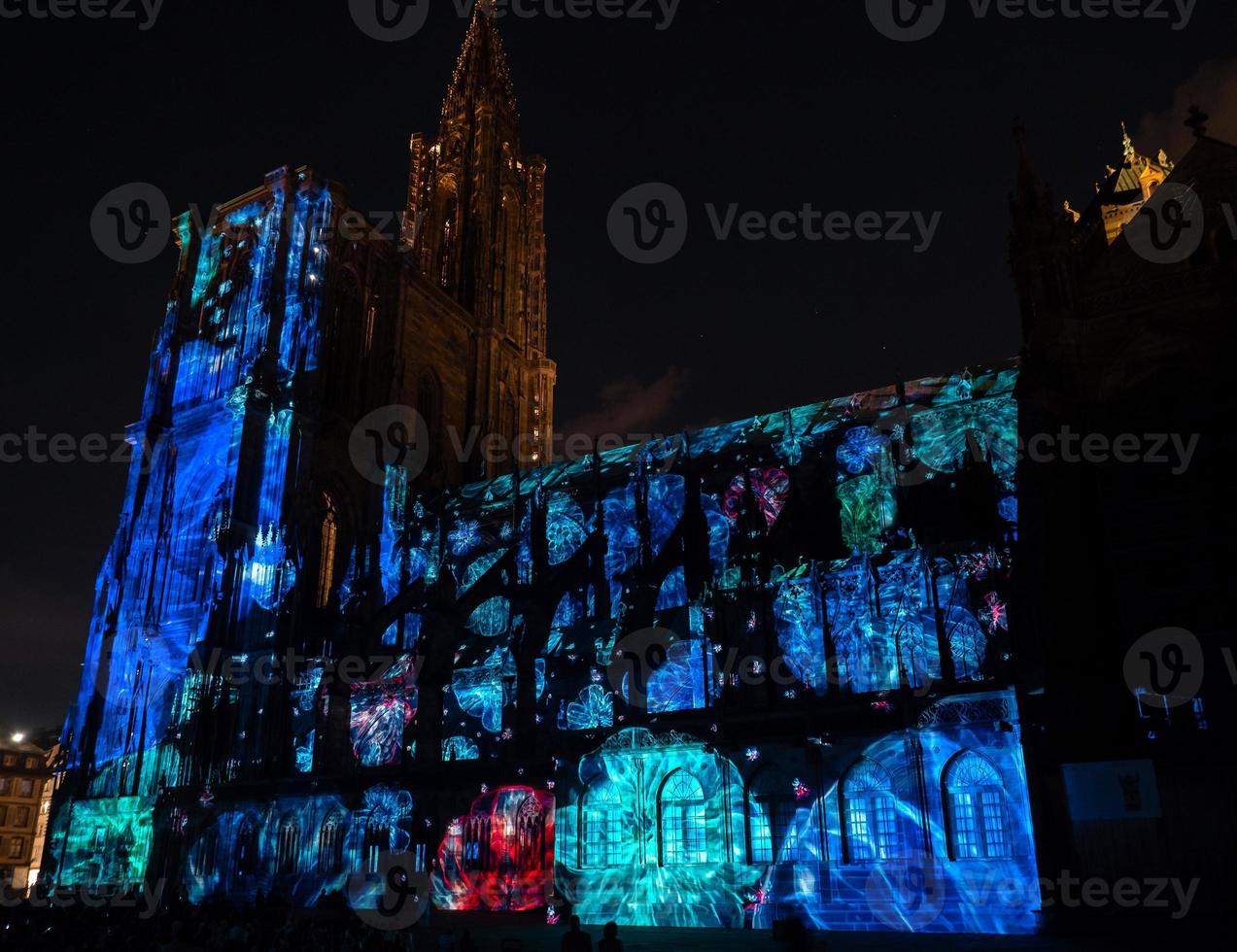 spettacolo di luci laser sulle pareti della cattedrale di Notre Dame de Strasbourg foto