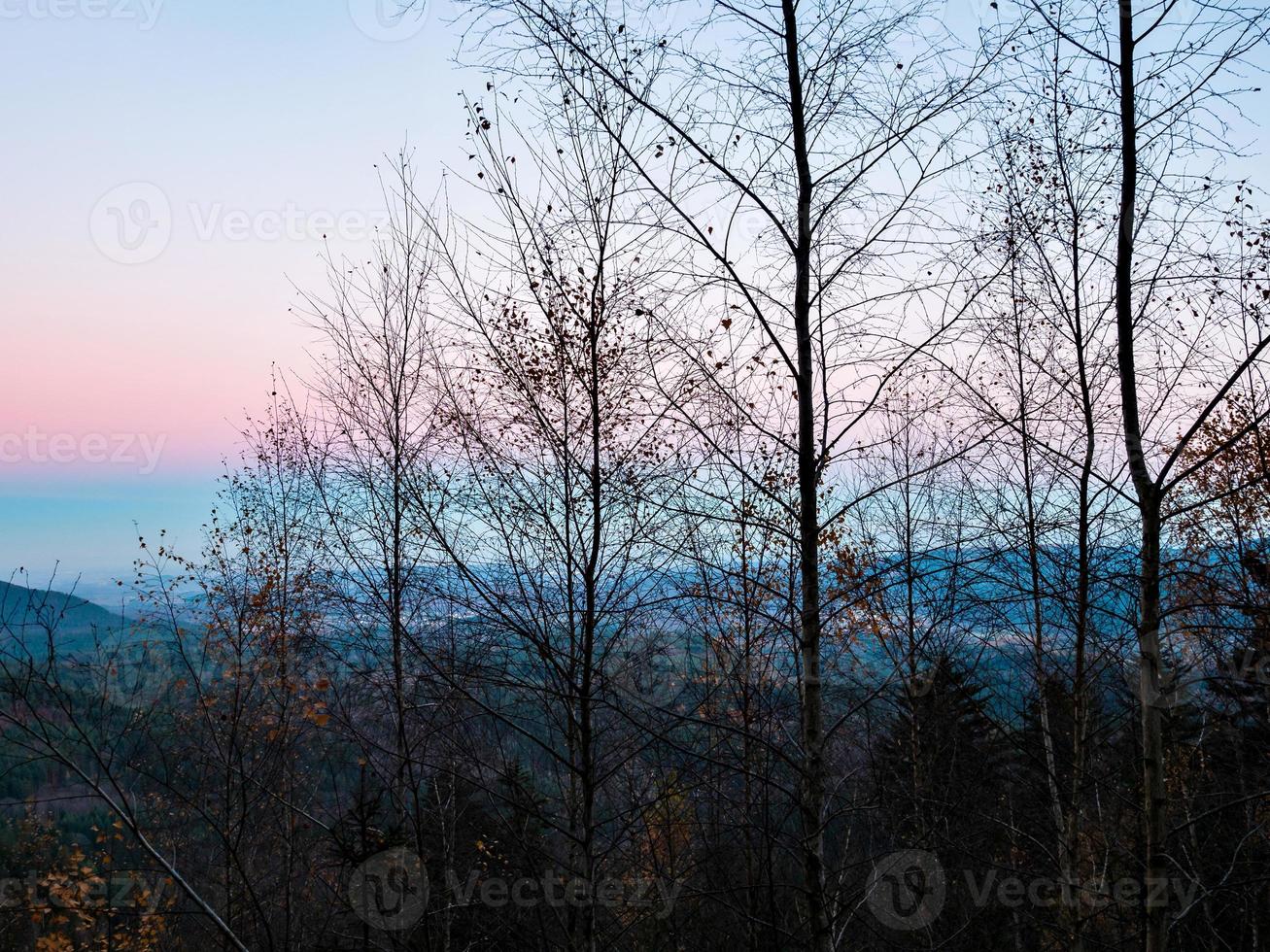 neve bianca e cielo azzurro. vista panoramica delle sagome delle montagne. foto