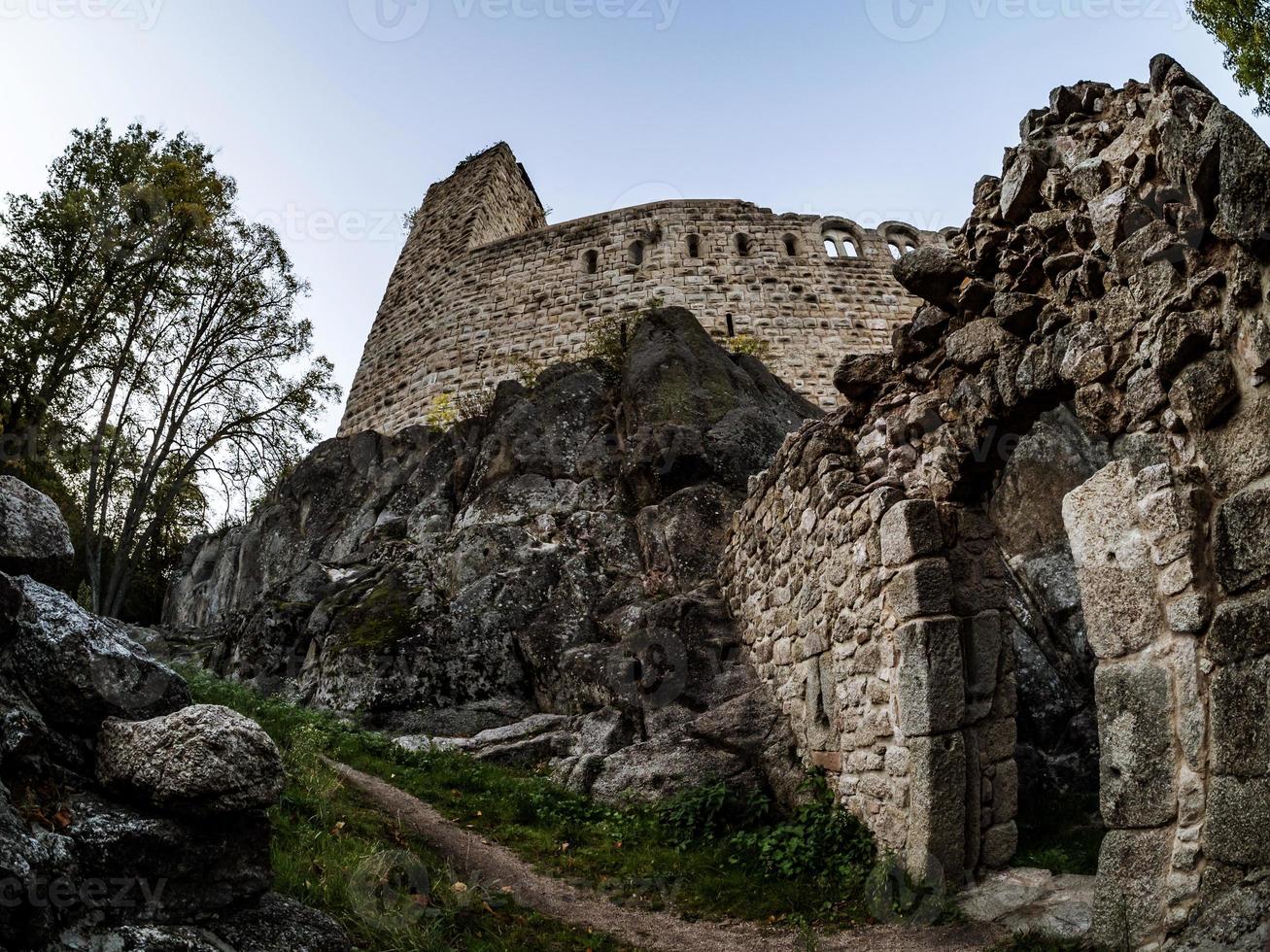 antico castello medievale in cima a una collina Bernstein in Alsazia. le rovine di uno storico forte sono costruite su una rupe. foto