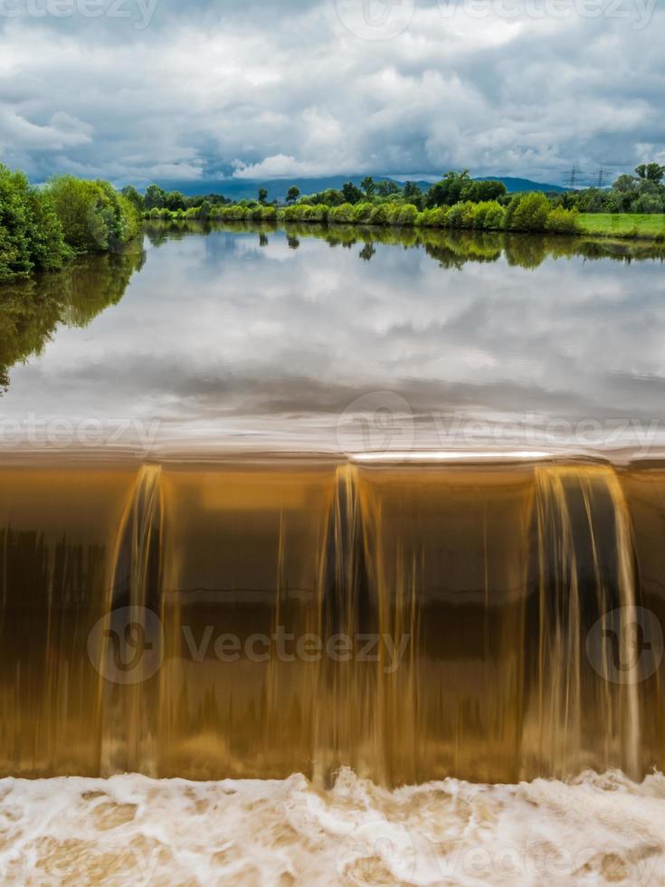 potente cascata sul fiume Kinzig. fiume a piena corrente dopo le piogge. foto