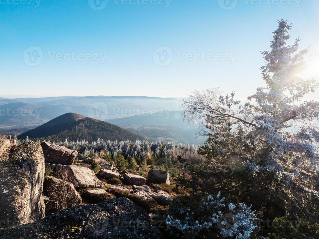 neve bianca e cielo azzurro. vista panoramica delle sagome delle montagne. foto