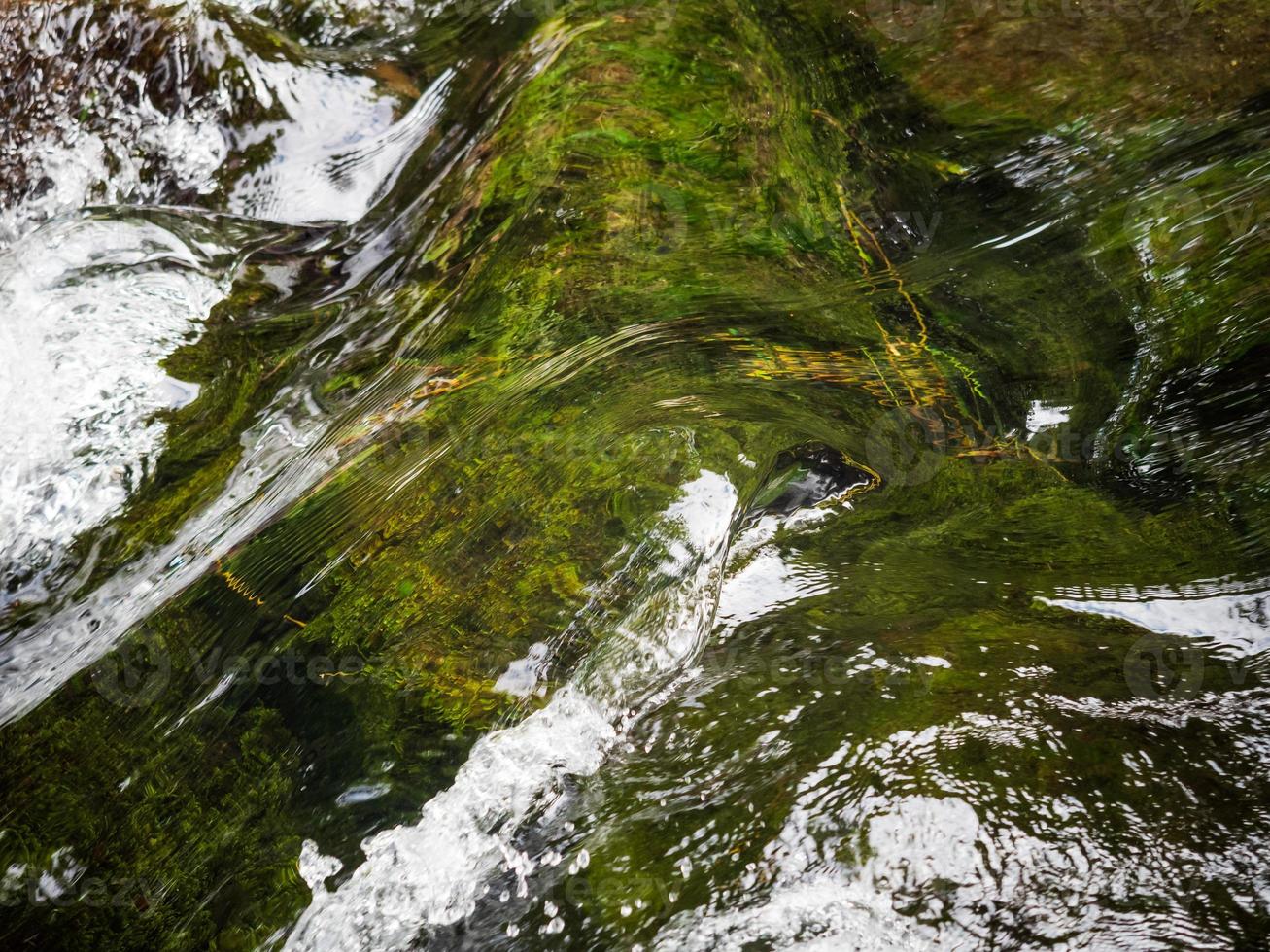 piccola ma veloce rapida con una cascata su un fiume di montagna, foresta, alsazia. foto