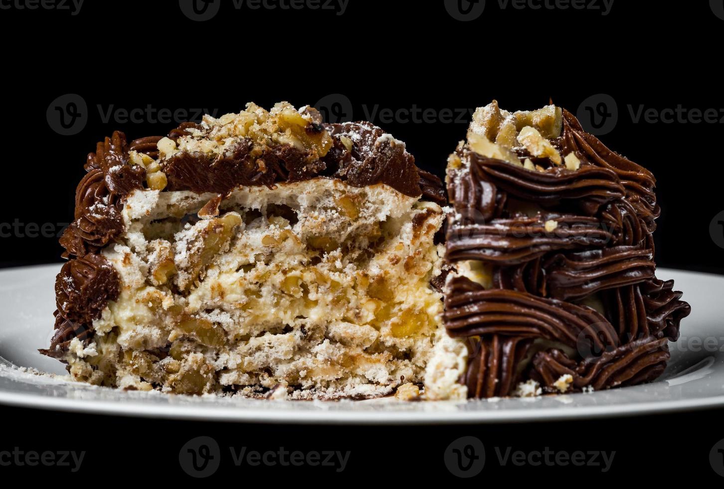 torta di kiev con noci e cioccolato. fotografia ravvicinata in un ristorante. dolce delizioso dessert della cucina russa. foto