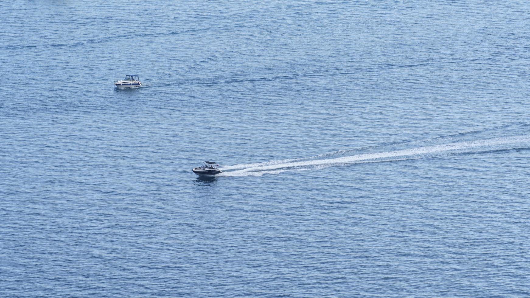 paesaggio marino con barche sulla superficie dell'acqua foto