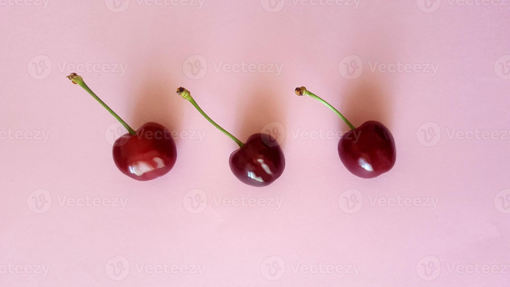 sfondo di ciliegie dolci sul tavolo foto