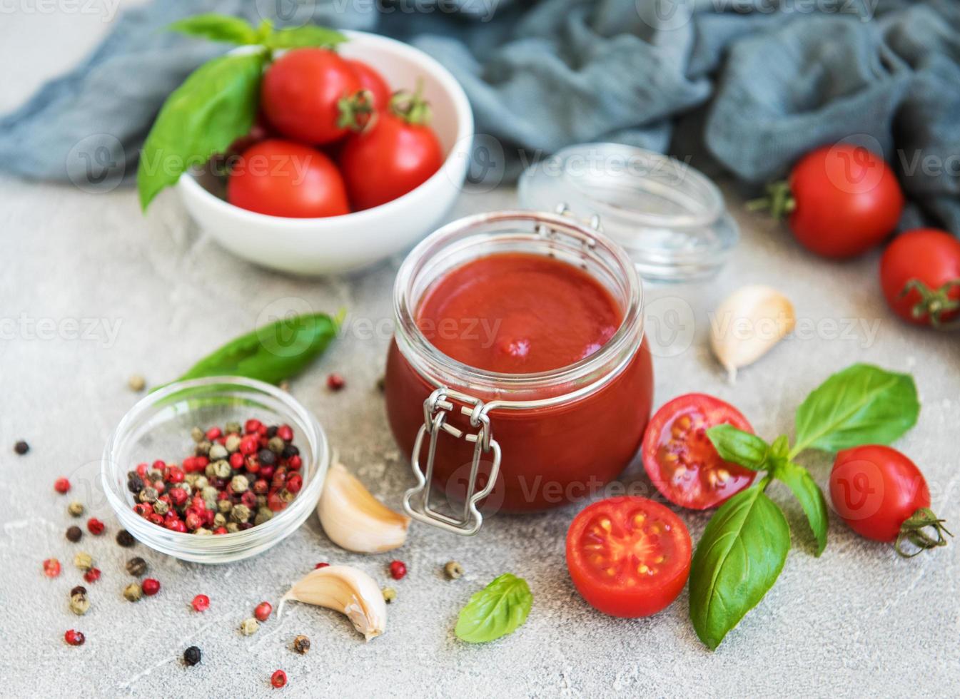 salsa di pomodoro in un barattolo foto