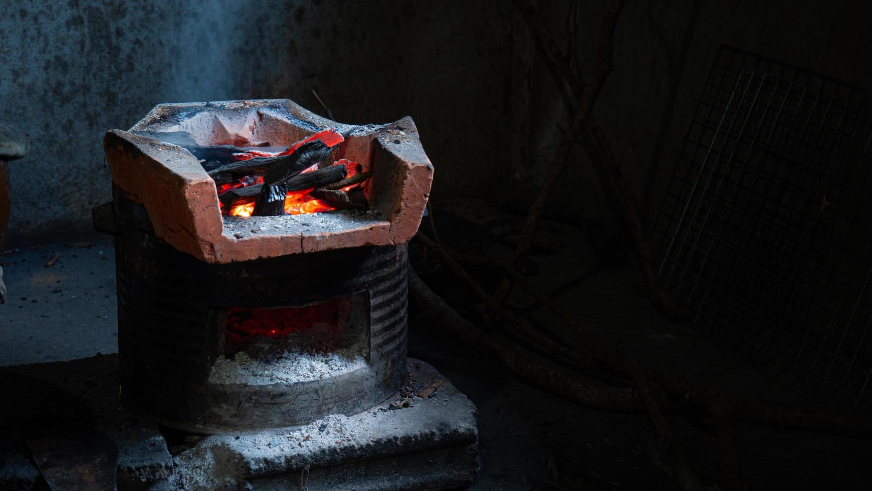 stufa a carbone per cucinare la cucina tradizionale in una casa rurale in tailandia. il carbone viene acceso nel forno, pronto per la cottura. foto