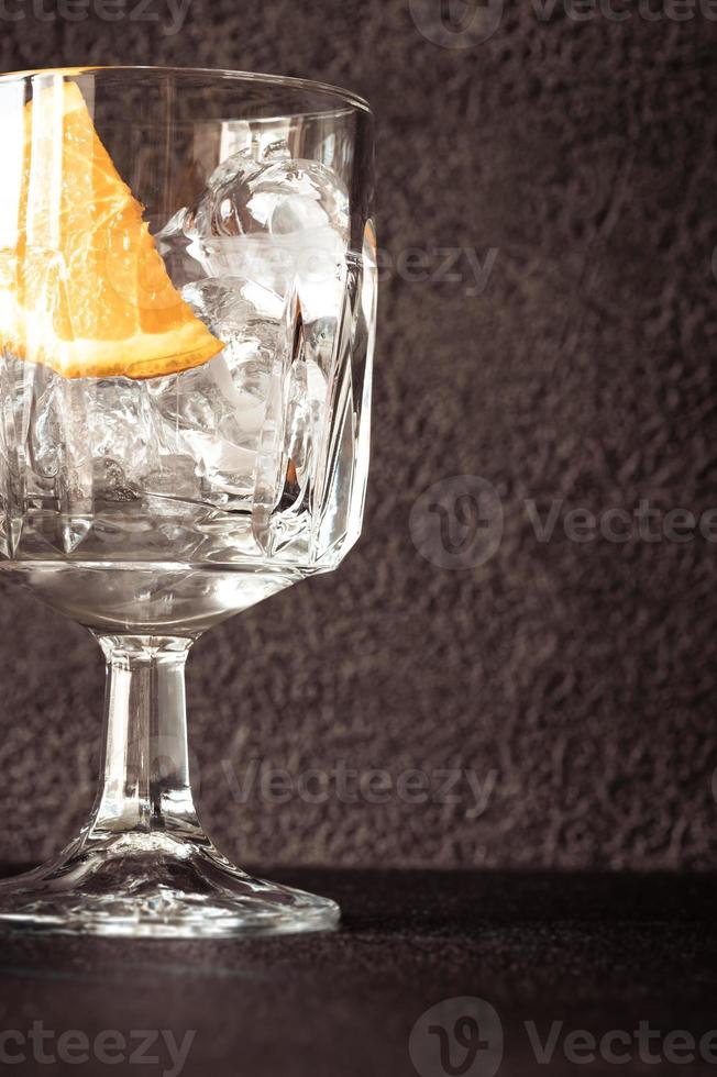 bicchiere da cocktail con cubetti di ghiaccio foto