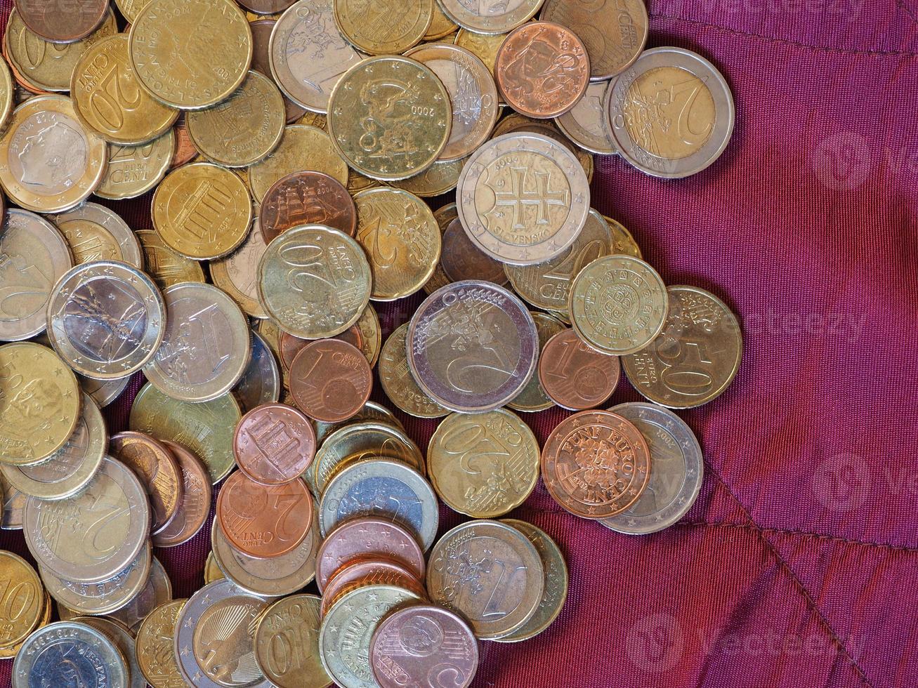 monete in euro, unione europea su sfondo di velluto rosso foto