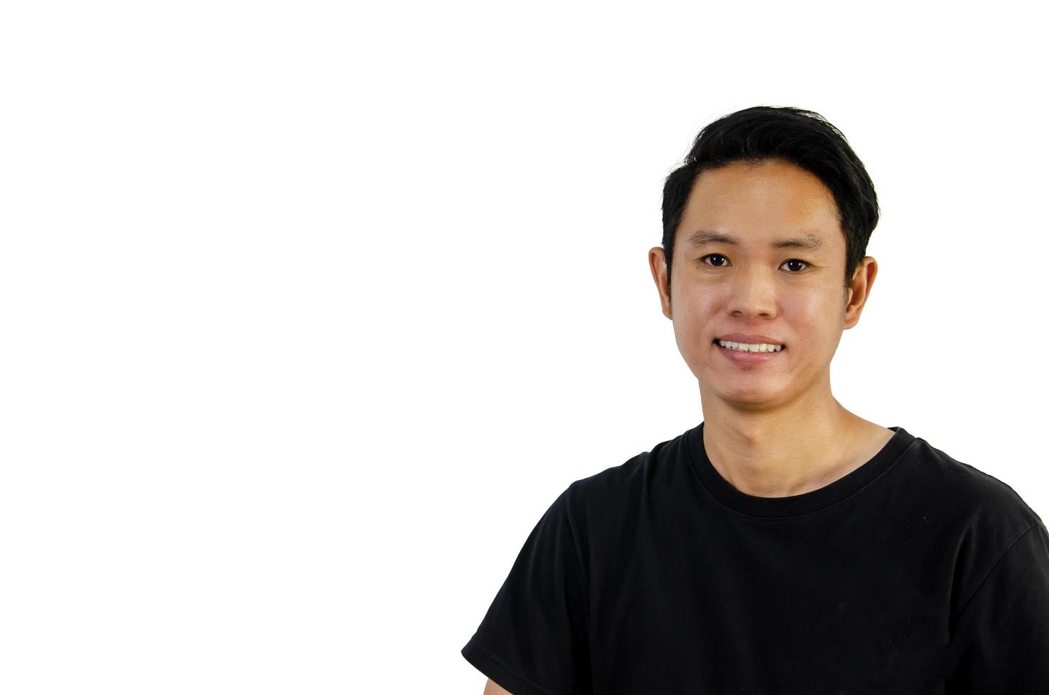 uomo asiatico che indossa una maglietta nera sorridente che mostra i denti su sfondo bianco. foto
