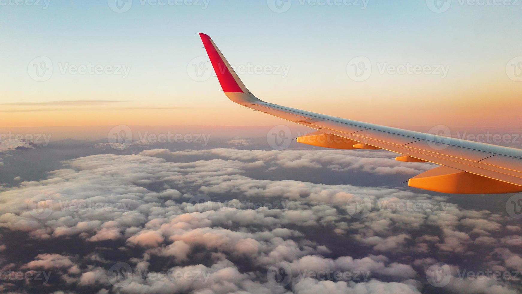 riprese aeree dalla finestra su un aereo Wizzair. 15. 09. 2019, Regno Unito. foto