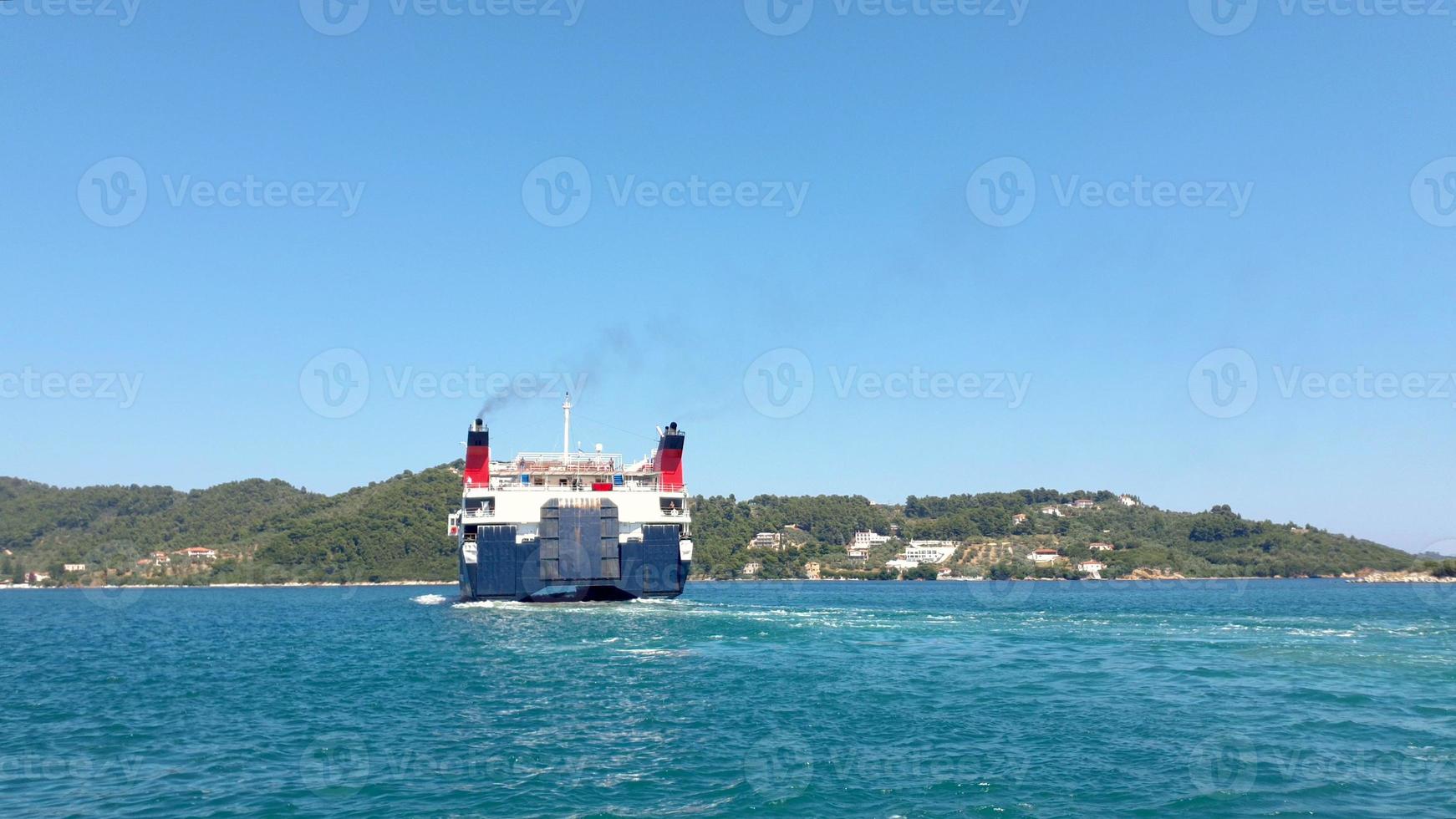 skiathos, grecia - luglio 2020 il traghetto Hellenic Seaways parte dall'isola di skiathos foto