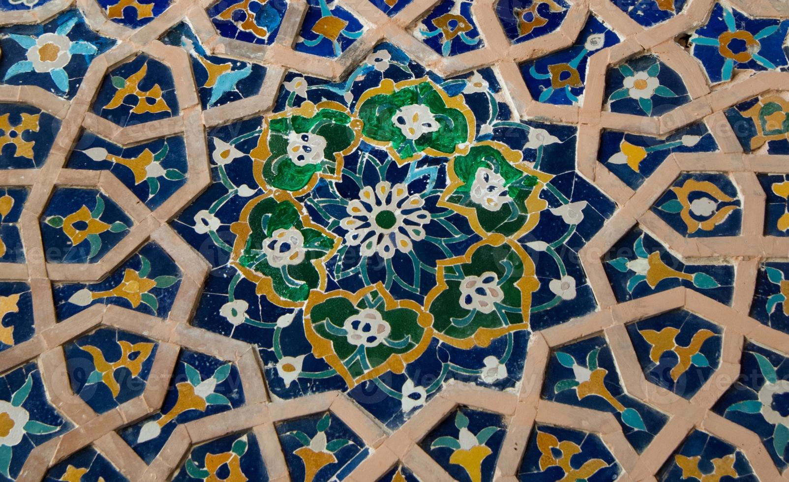 asiatico vecchio mosaico in ceramica. elementi di ornamento orientale su piastrelle di ceramica foto