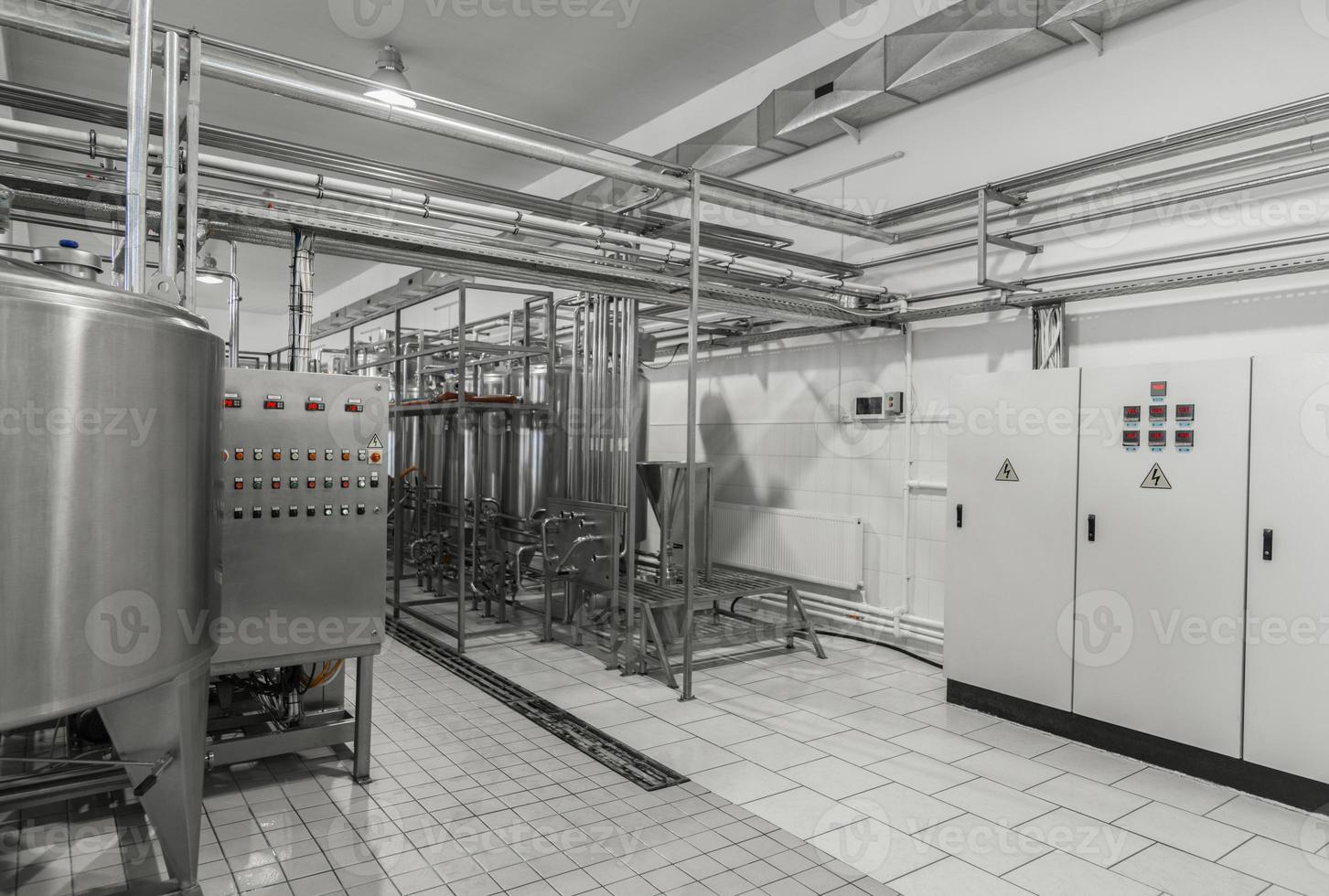 vista generale dell'interno di una fabbrica di latte. attrezzature presso lo stabilimento lattiero-caseario foto