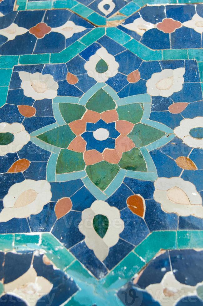 asiatico vecchio mosaico in ceramica. elementi di ornamento orientale su piastrelle di ceramica foto