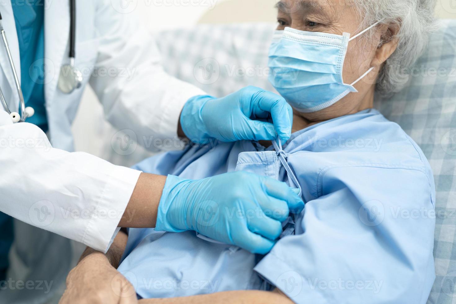 il medico aiuta la paziente asiatica anziana o anziana anziana che indossa una maschera facciale in ospedale per proteggere l'infezione di sicurezza e uccidere il coronavirus covid-19. foto