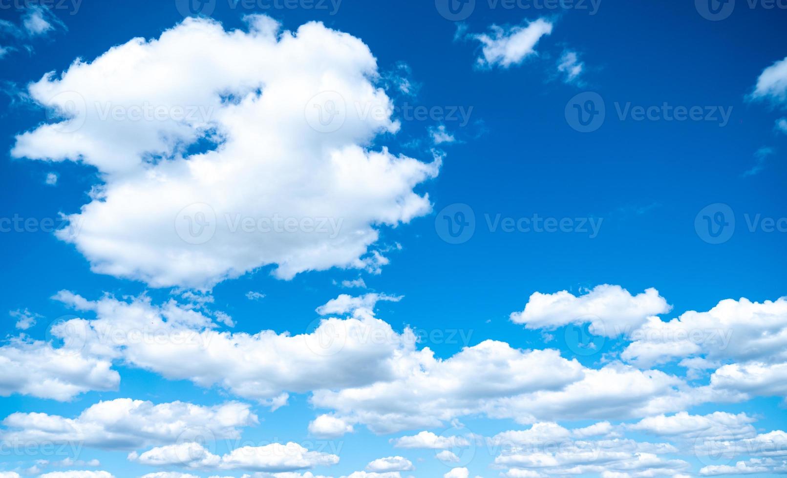 bel cielo azzurro e nuvole con sfondo naturale di luce diurna. il vasto cielo azzurro e il cielo di nuvole. foto