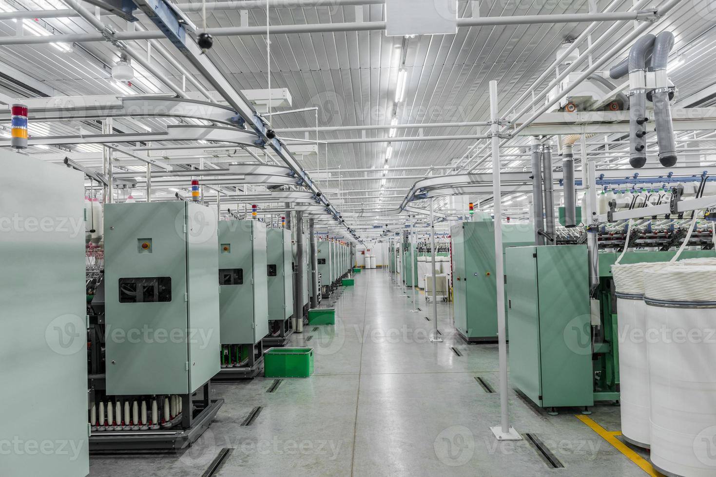 macchinari e attrezzature in officina per la produzione del filo. interno della fabbrica tessile industriale foto