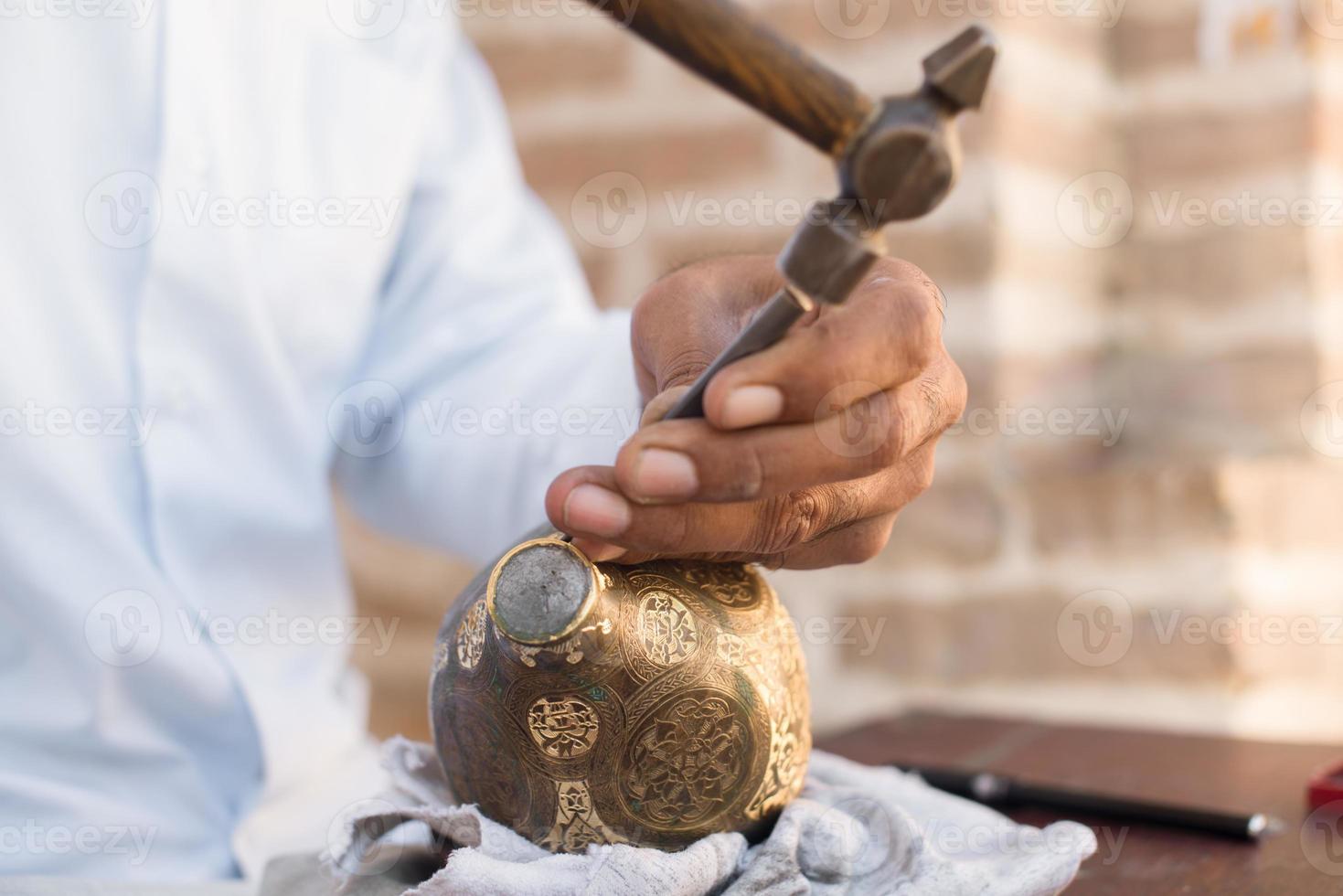 modelli di incisione dell'artigiano sulla brocca. maestri dell'Asia centrale. conio manuale del rame foto