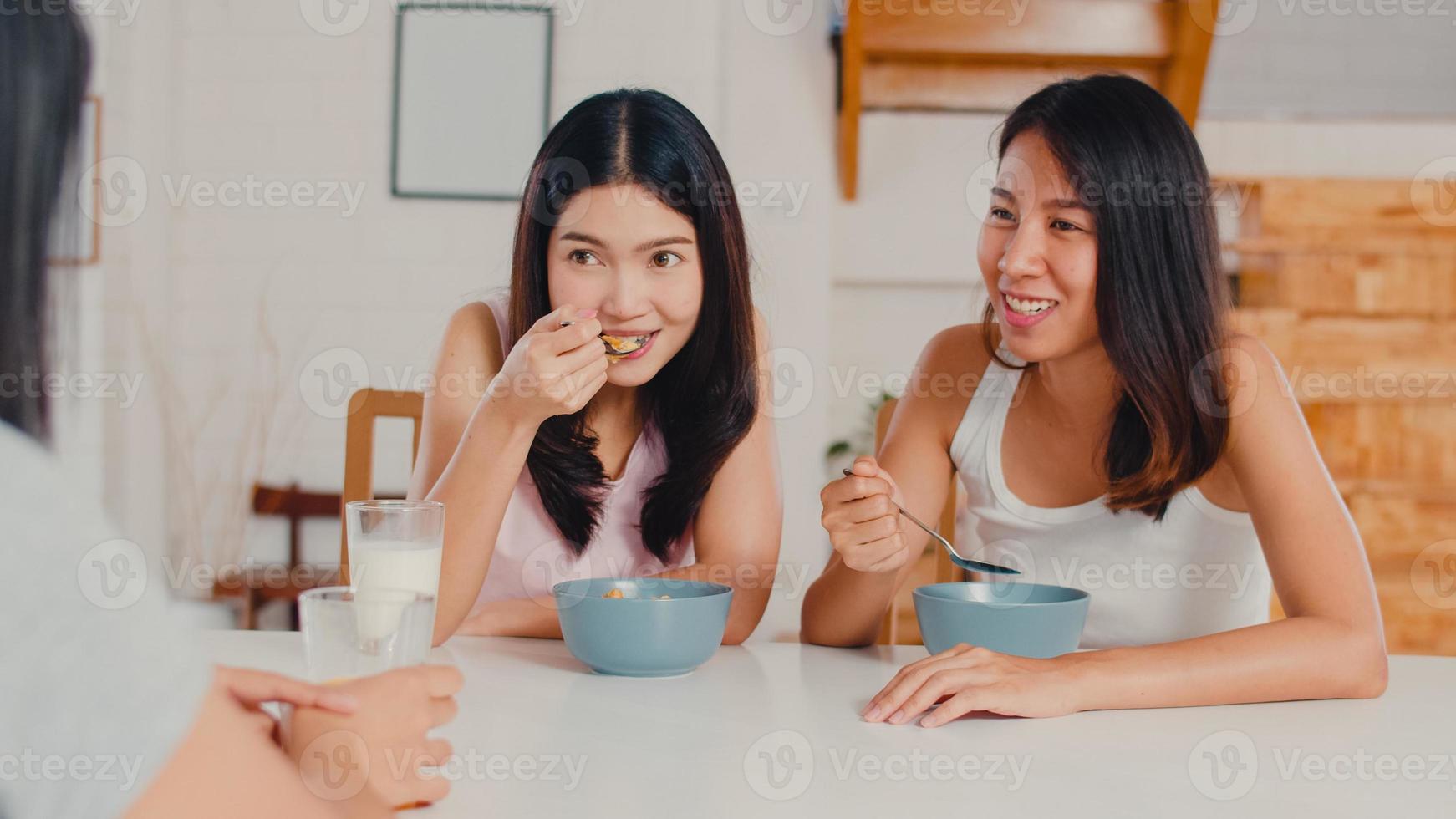 le donne asiatiche fanno colazione a casa, un gruppo di giovani amiche asiatiche che si sentono felici divertendosi a parlare insieme mentre fanno colazione in cucina al mattino. foto