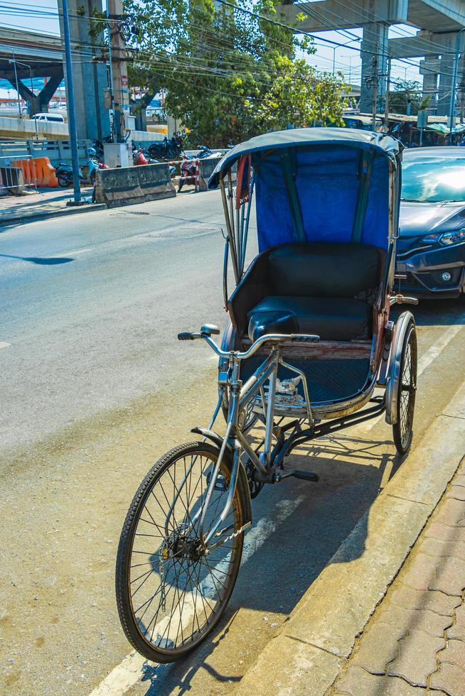 vecchia bici risciò risciò risciò risciò a don mueang bangkok thailandia. foto