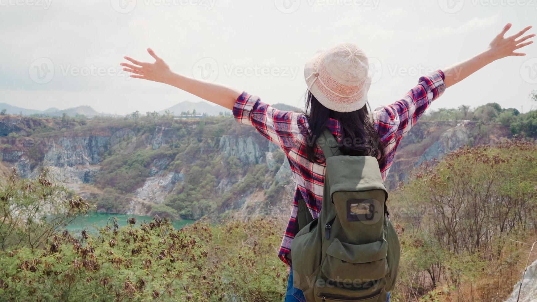 escursionista asiatico donna zaino in spalla che cammina in cima alla montagna, femmina godersi le sue vacanze in libertà di sensazione di avventura escursionistica. stile di vita le donne viaggiano e si rilassano nel concetto di tempo libero. foto